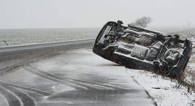 Kicsúszott autó okoz gondot Eger és Kerecsend között