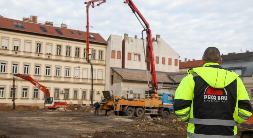 Már kezd kibújni a földből az Avalon-ház – friss fotókon a hatalmas munka (videóval)