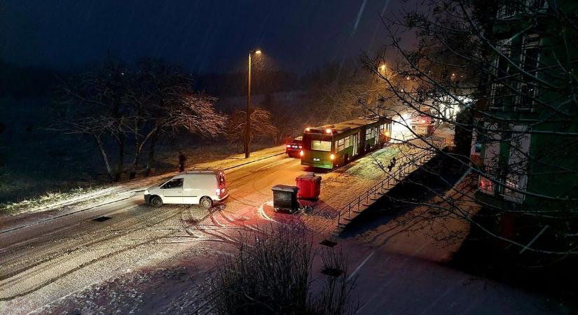 Életveszélyes rali a parkolóban, jeges utak, elakadt buszok