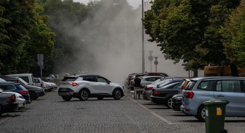 Pofátlan parkolók: szeméttel, kukákkal, dobozokkal foglalják a belvárosi helyeket