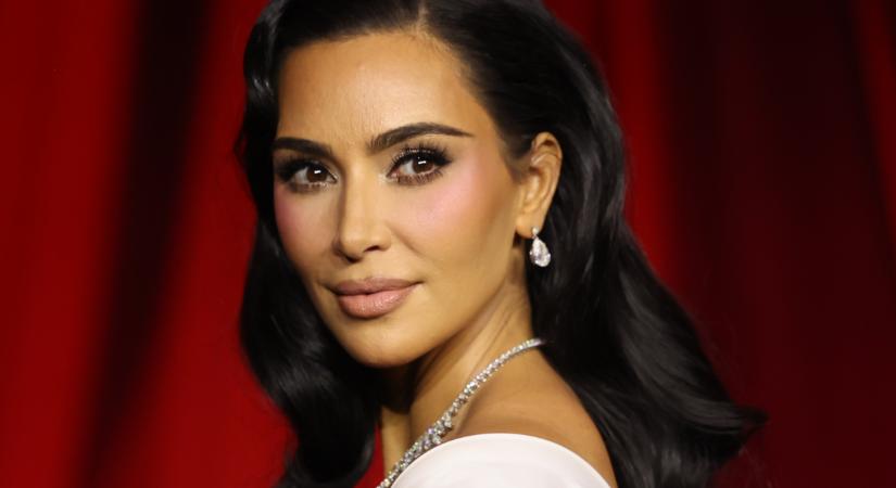 A 44 éves Kim Kardashian arcán túlszaladt a retus: felismerhetetlen a kampányfotókon