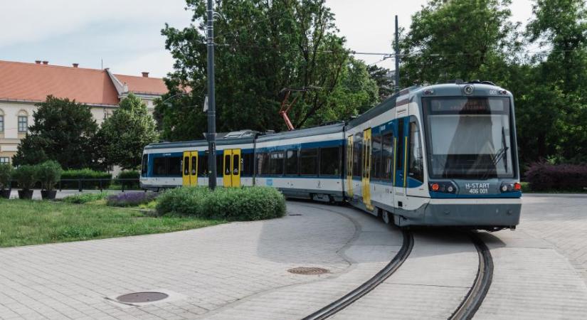 Három év alatt 71-szer ért baleset tram-traint, átfestik őket, hátha úgy könnyebb észrevenni