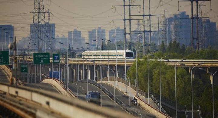 Különleges szerkezet tartja sínen az 500 km/órával száguldó vonatot