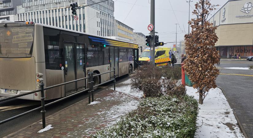 Mentőt kellett hívni egy utashoz Debrecenben