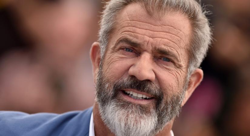 Mel Gibson tűzoltók kíséretében nézte meg, mi maradt malibui házából a tűzvész után: egyetlen tárgyat tudott kimenteni – fotók