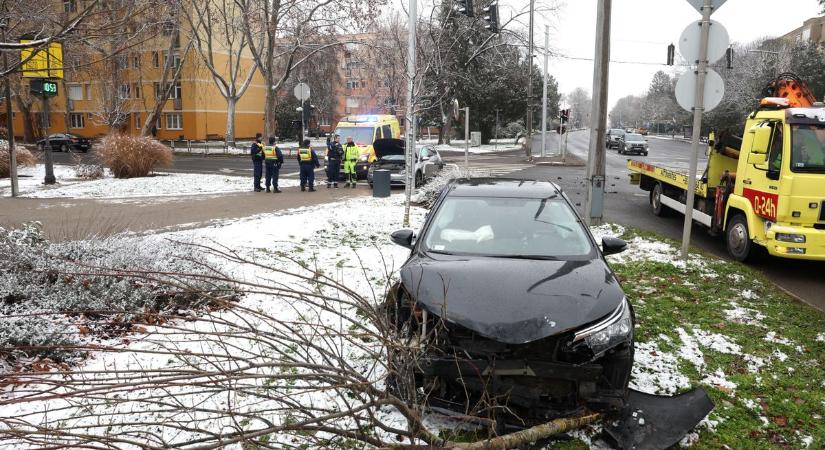 Durván összecsattant két autó a Honvéd utcában