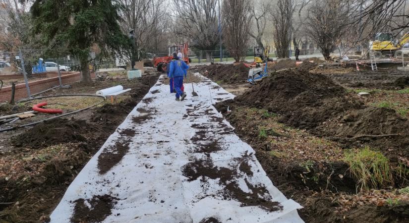 A hidegben is folytatódik a Kossuth tér felújítása