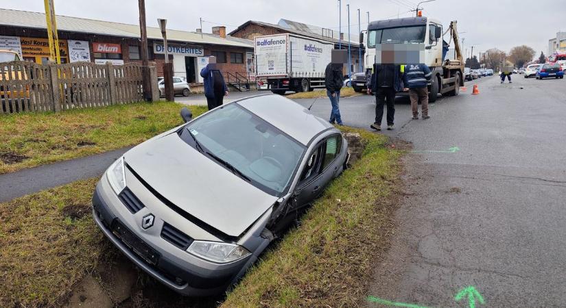 Konténerszállító elé fordult egy személyautó Szombathelyen, ketten megsérültek - fotók