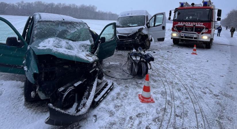 Így mentették ki a hős tűzoltók a roncsba szorult sofőrt! (helyszíni fotók)