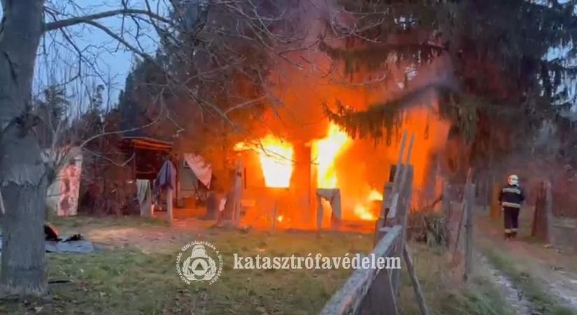 Így vált a lángok martalékává a hétvégi ház Szombathelyen - tűzoltók fotóin mutatjuk