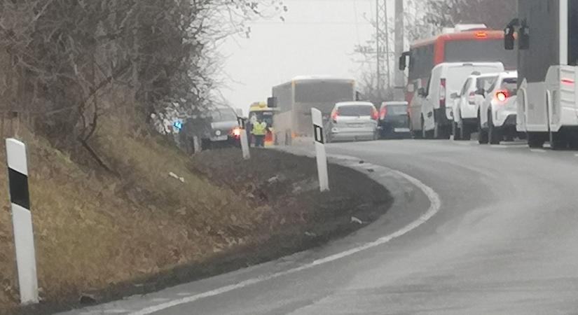 Villanyoszlopnak ütközött egy autó Dorog és Tokodaltáró között