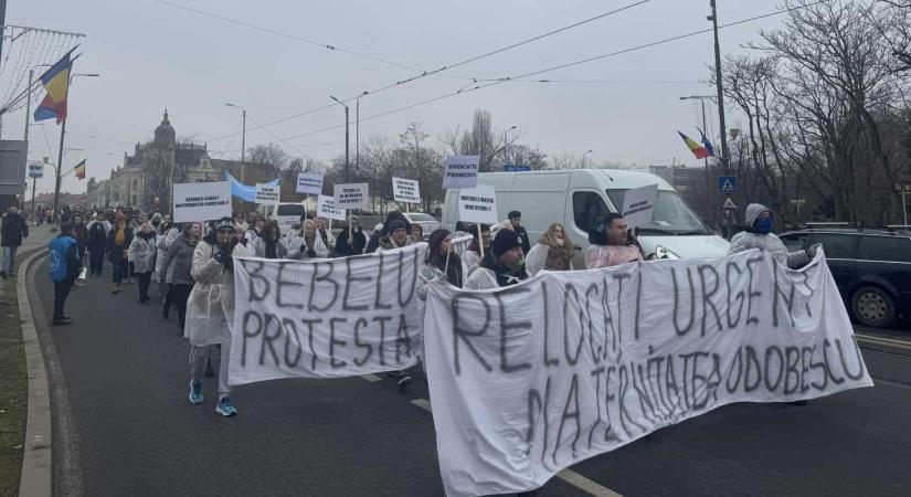 „Senki sem hall minket?” – utcára vonultak a bezárt Odobescu szülészet alkalmazottai