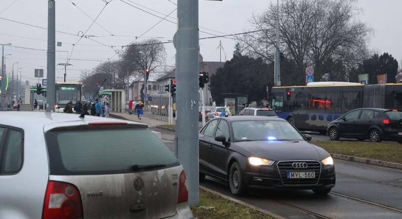 Ez már viccnek is sok: a miskolci villamost ma is betalálta valaki! - Fotók