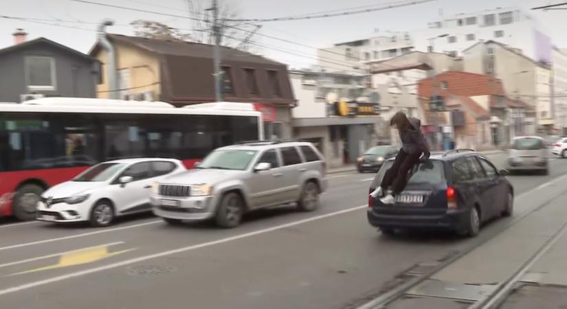 Tüntető diákok közé hajtott egy autós Belgrádban