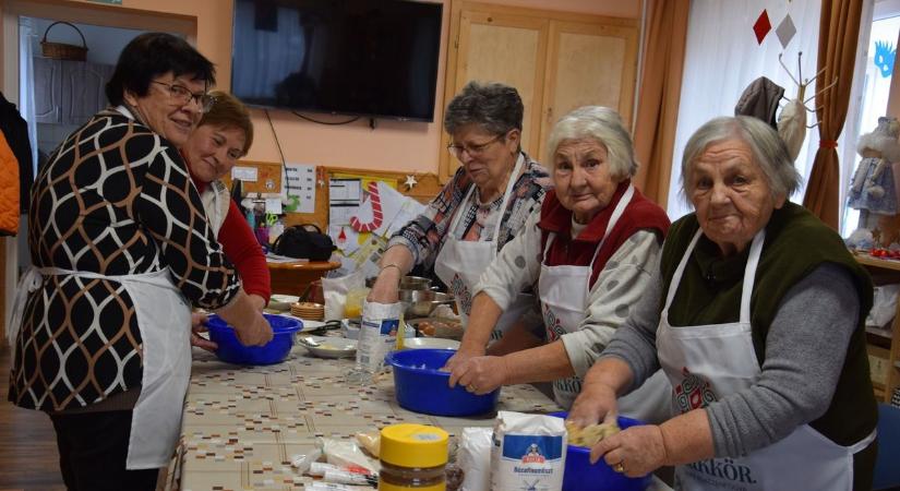 Szakkörben bővítik ismereteiket a petőfiszállási asszonyok – galériával