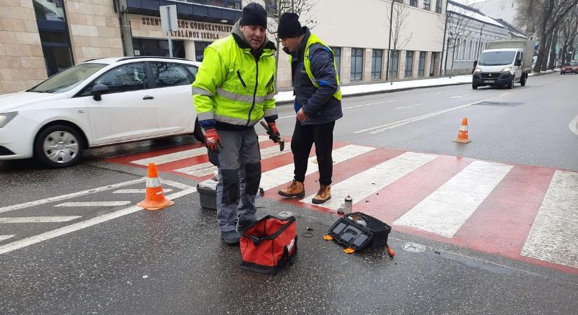 Figyelem! Hibajavítás egy okos zebránál Nyíregyházán