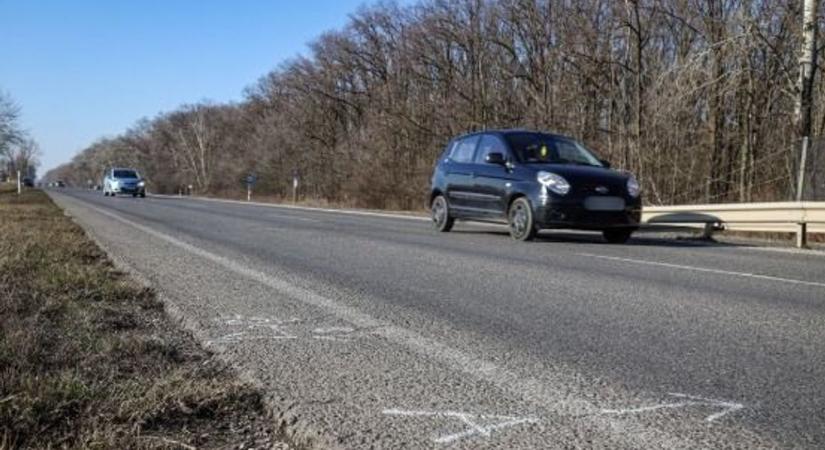 Horror Szajolnál: sötét ruhás, dülöngélő férfit gázoltak halálra a 4-esen