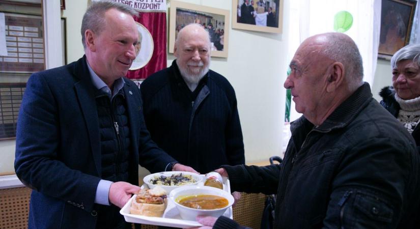 Összefogtak a neves borászok, közösen segítik a szegények étkeztetését – galériával