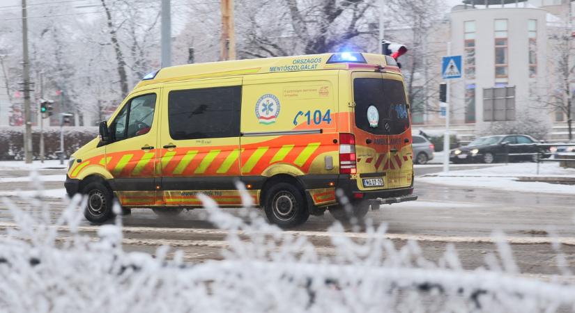 A szemközti sávból kis híján telibe trafált egy autóst egy megkülönböztető jelzés nélkül száguldó mentőautó – videó