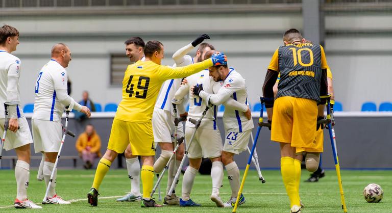 A háború miatt amputált végtagú ukrán katonáknak rendeztek történelmi futballtornát