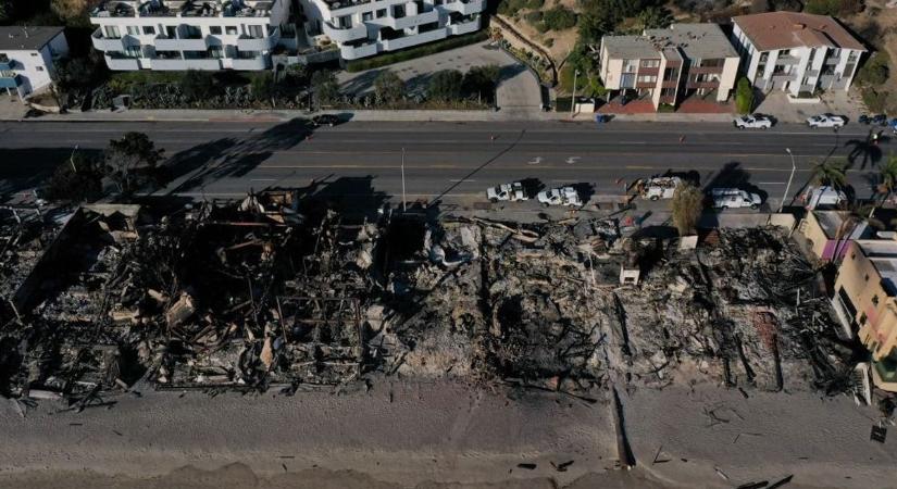 Tűz Los Angelesben: így zajlik a tűzoltás a levegőből  videó