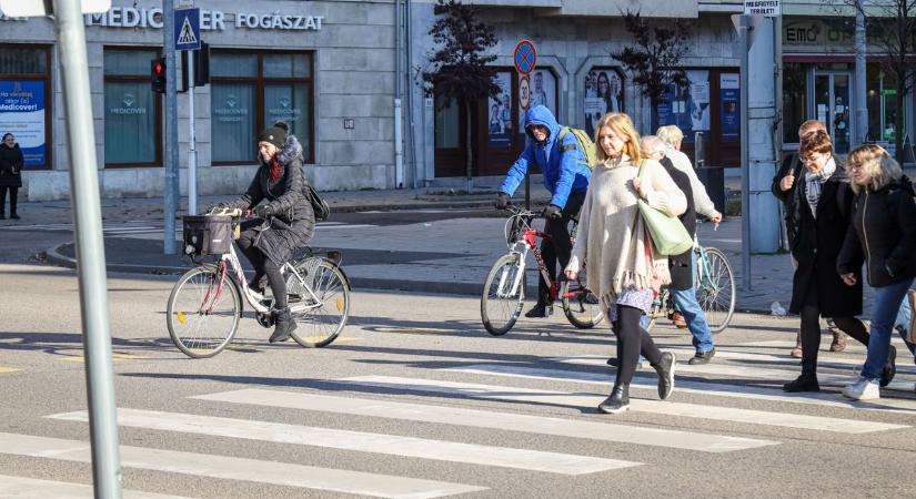 Ez így nehéz lesz: szabálytalan bringások oktatták ki a szolnoki közlekedőket