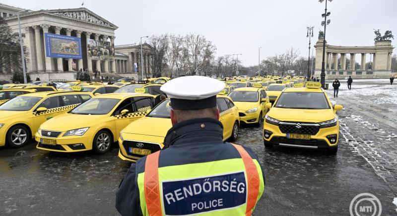 Kedvezőbb adózás érdekében tüntettek a taxisok