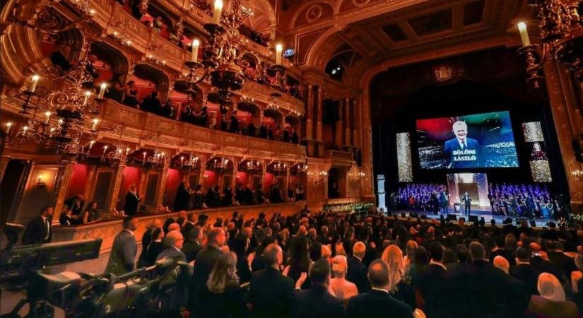 Standing ovation a budapesti Operában Bölöni László tiszteletére.