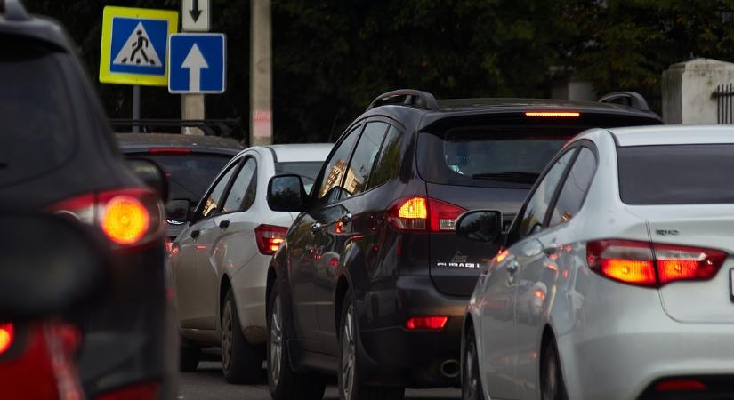 Rekord időt töltenek dugókban a Budapesten közlekedők