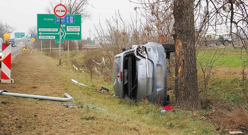 Rémálom az 5-ösön – árokba borult egy autó – galériával