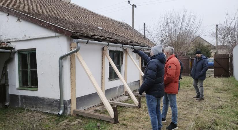 Csúcsi fazekasház: ideiglenesen aládúcolták a kidőlni készülő falat