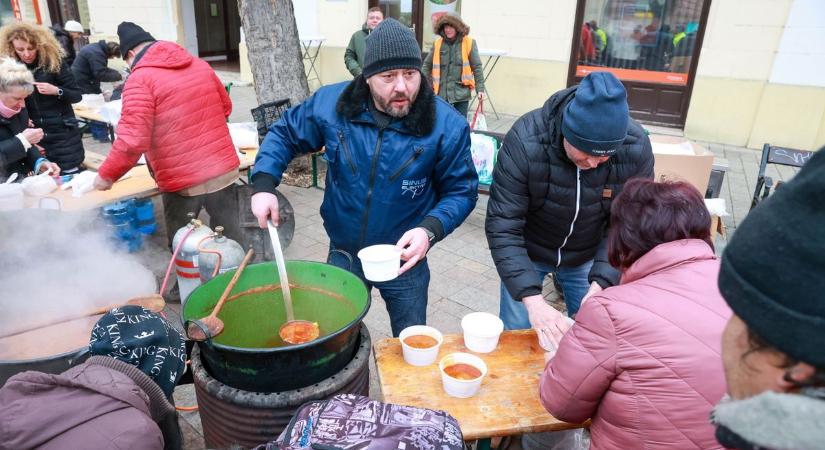 Négyszáz adag vadgulyással vendégelték meg a rászorulókat (képgalériavideó)