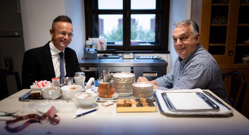 Meglepő helyen „sütöget” Orbán Viktor és Szijjártó Péter