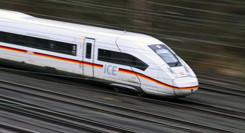 Egy középkorú magyar férfi a kábelkötegetbe kapaszkodva lovagolta meg a 282 km/órás sebességgel száguldó német gyorsvonatot