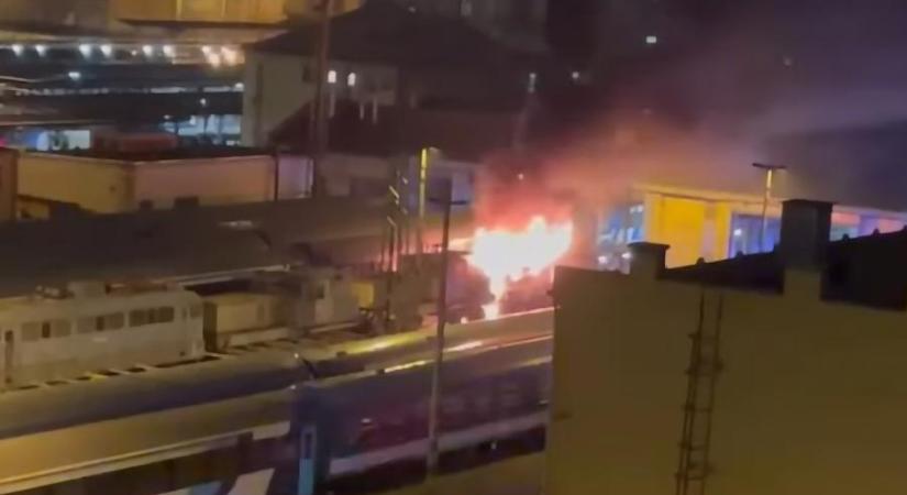 Hatalmas lángokkal ég valami a Keleti pályaudvaron