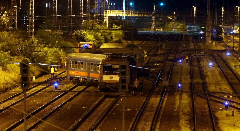 Hatalmas lángokkal ég egy mozdony a Keleti pályaudvaron