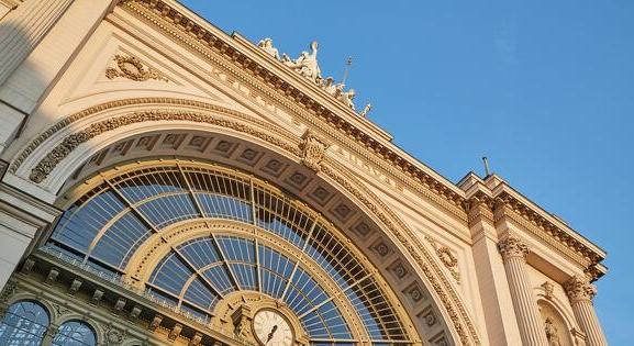 Kigyulladt egy mozdony a Keleti pályaudvaron, átterjedt a tűz egy másik mozdonyra