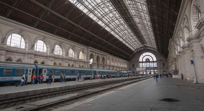 Kigyulladt egy előfűtő mozdony - Korlátozás a Keleti pályaudvaron