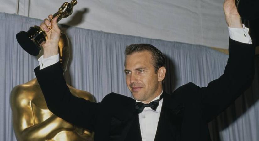 Ma 70 éves Kevin Costner: friss fotóin is szívdöglesztő pasi