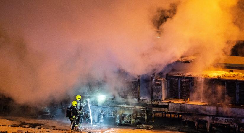 Füstmérgezést kapott egy tolatásvezető, mikor a tűz elől mentették a vonatokat a Keletinél