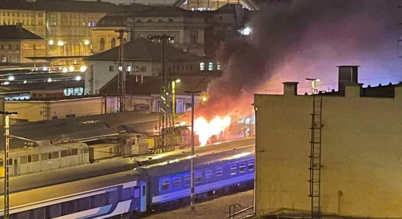 Kigyulladt egy mozdony a Keleti pályaudvaron, egy ember füstmérgezést kapott