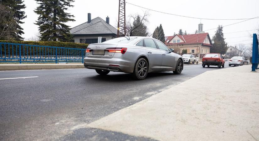 Fellélegezhet a település: fontos hidat újítottak fel fotók, videó