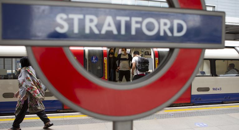 Négy vonat is átgázolt a londoni metró sínjein fekvő férfin