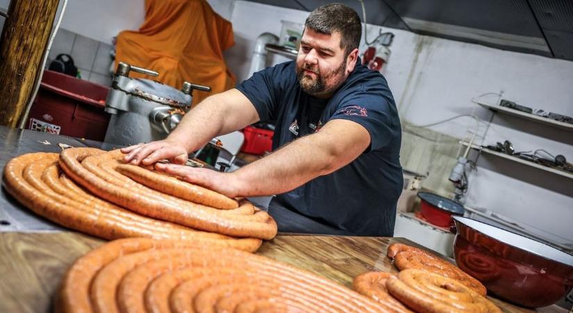 A kolbásztöltés nagy kérdése: műbelet vagy inkább természetest használjunk? (videó)