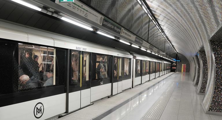 Terített asztallal támad egy séf a 4-es metrón