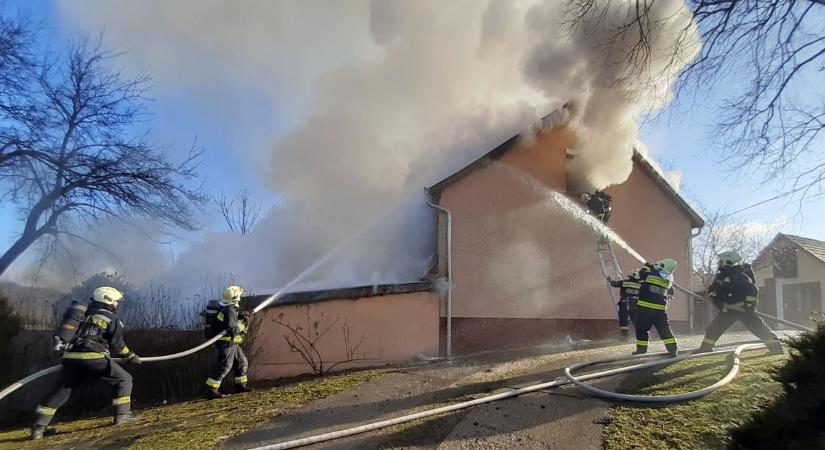 Kigyulladt egy családi ház padlástere