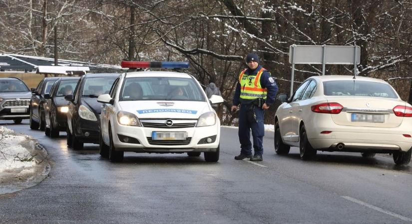 Lezárták az utat Erdőtelek és Kál között baleset miatt