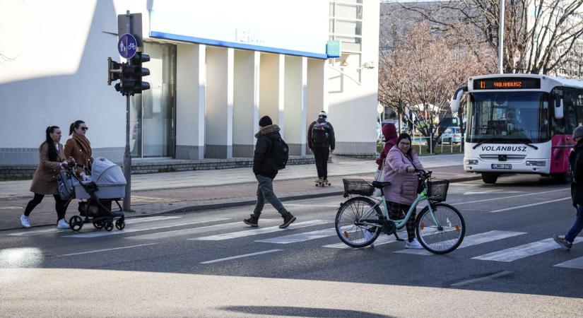 A szolnoki bicikliseknek is feladja a leckét a zebrán közlekedés