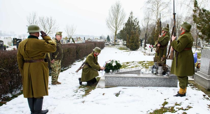 Emléktúrával tisztelegtek a hősök emlékére Hajdúsámsonban