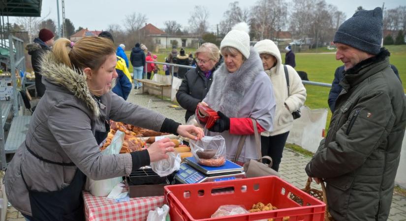 Jótékonysági piac összefogásból – A nyúli háztűz károsultjainak ajánlották fel a bevételt – fotók, videó